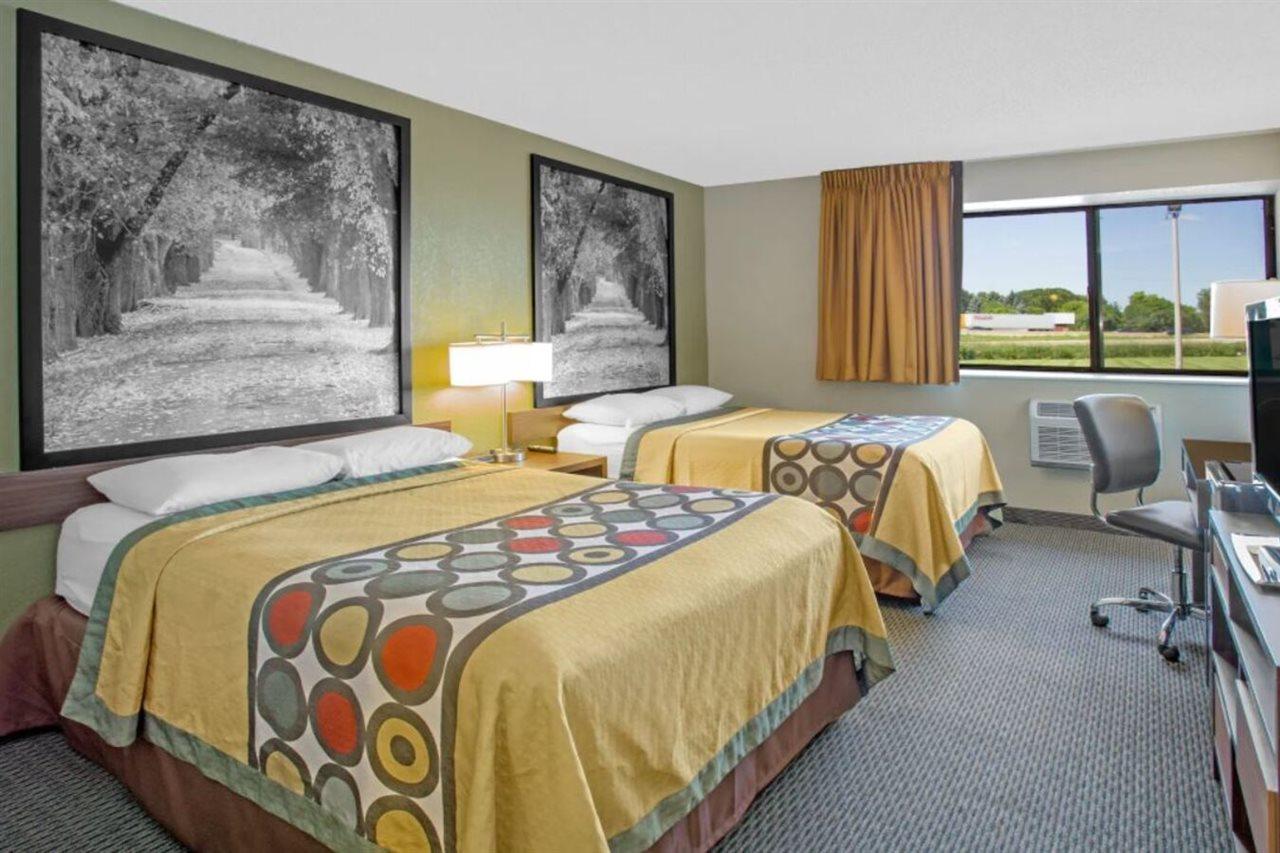 Super 8 By Wyndham Windsor/Madison North Hotell Eksteriør bilde