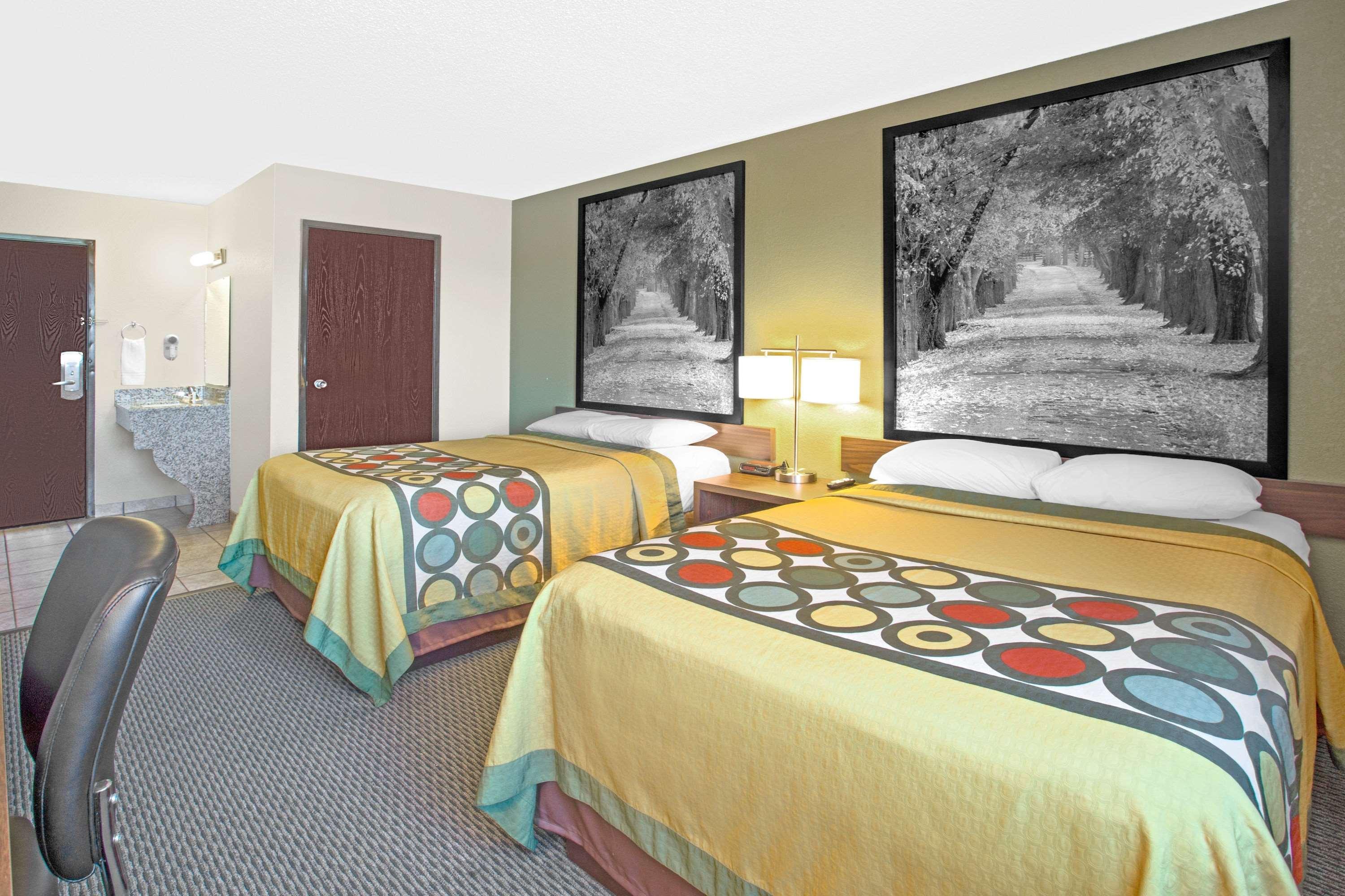 Super 8 By Wyndham Windsor/Madison North Hotell Eksteriør bilde