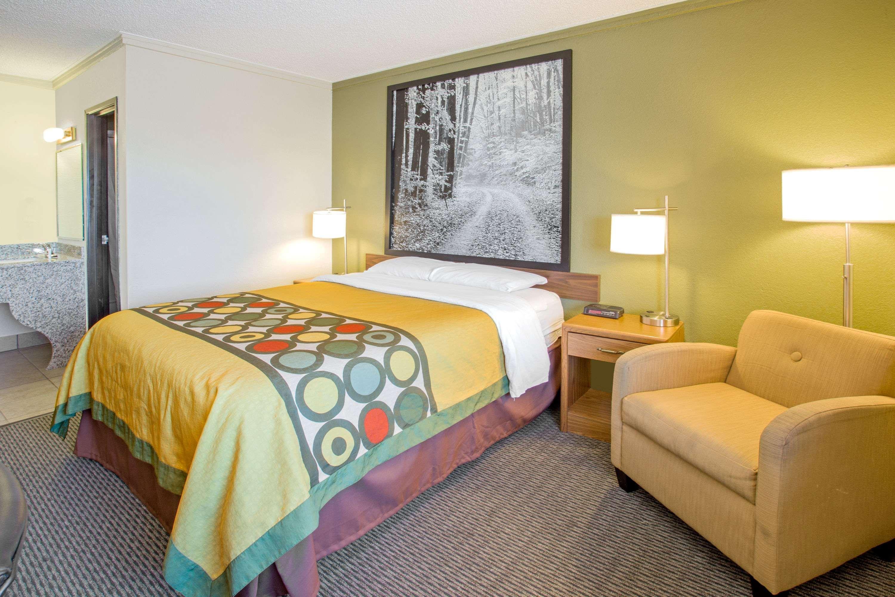 Super 8 By Wyndham Windsor/Madison North Hotell Eksteriør bilde