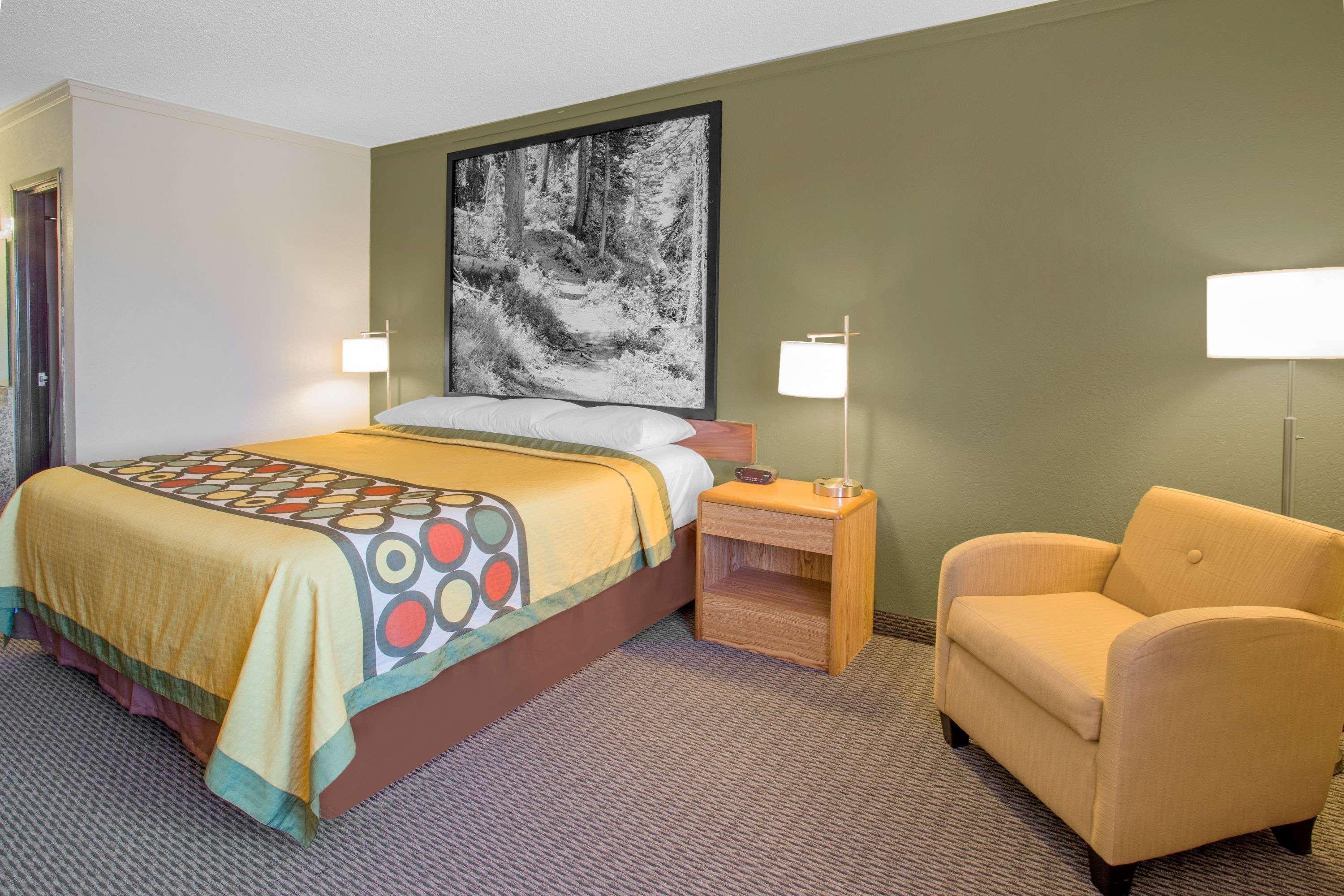 Super 8 By Wyndham Windsor/Madison North Hotell Eksteriør bilde