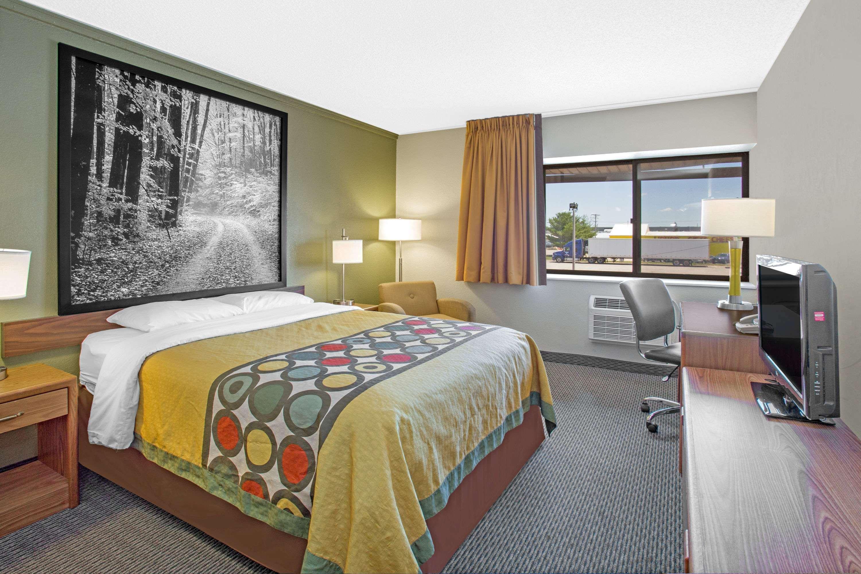Super 8 By Wyndham Windsor/Madison North Hotell Eksteriør bilde