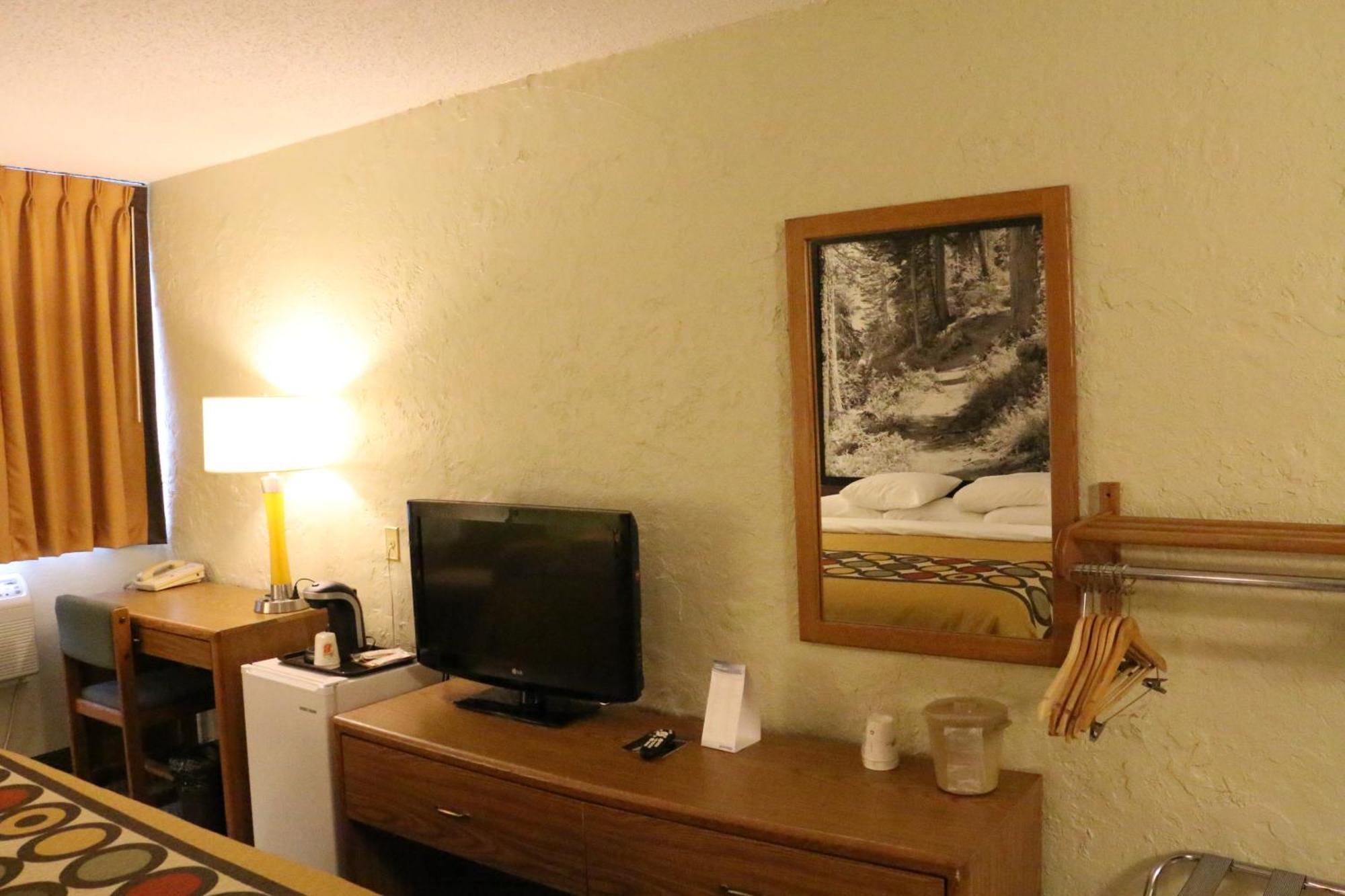 Super 8 By Wyndham Windsor/Madison North Hotell Rom bilde