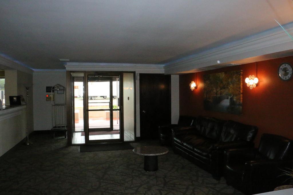 Super 8 By Wyndham Windsor/Madison North Hotell Eksteriør bilde
