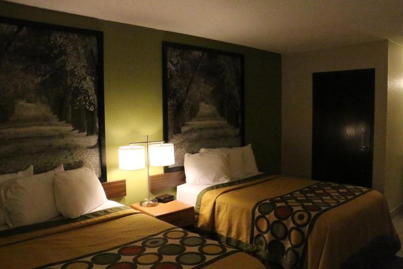 Super 8 By Wyndham Windsor/Madison North Hotell Eksteriør bilde