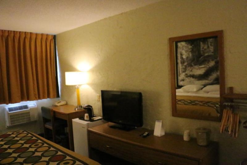 Super 8 By Wyndham Windsor/Madison North Hotell Eksteriør bilde