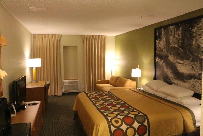 Super 8 By Wyndham Windsor/Madison North Hotell Eksteriør bilde